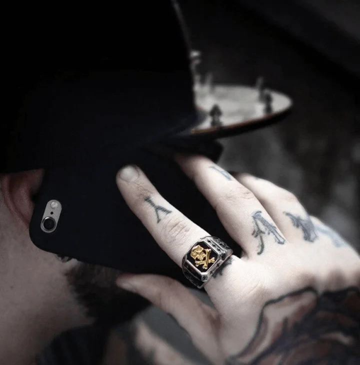 Detalhes do Anel Pirata em Ouro